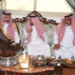 الأمير “عبدالعزيز بن محمد” يُقدم واجب العزاء لأسرة “آل شرعان”